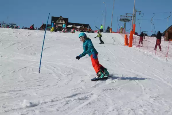 Zimowisko snowboardowe dla dzieci jeżdżących