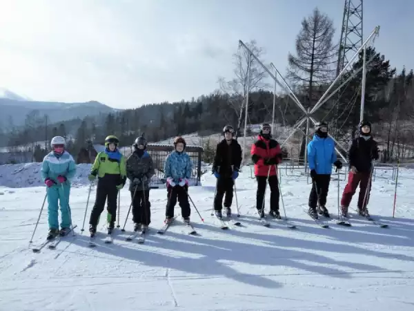 Młodzieżowy obóz narciarski dla jeżdżących